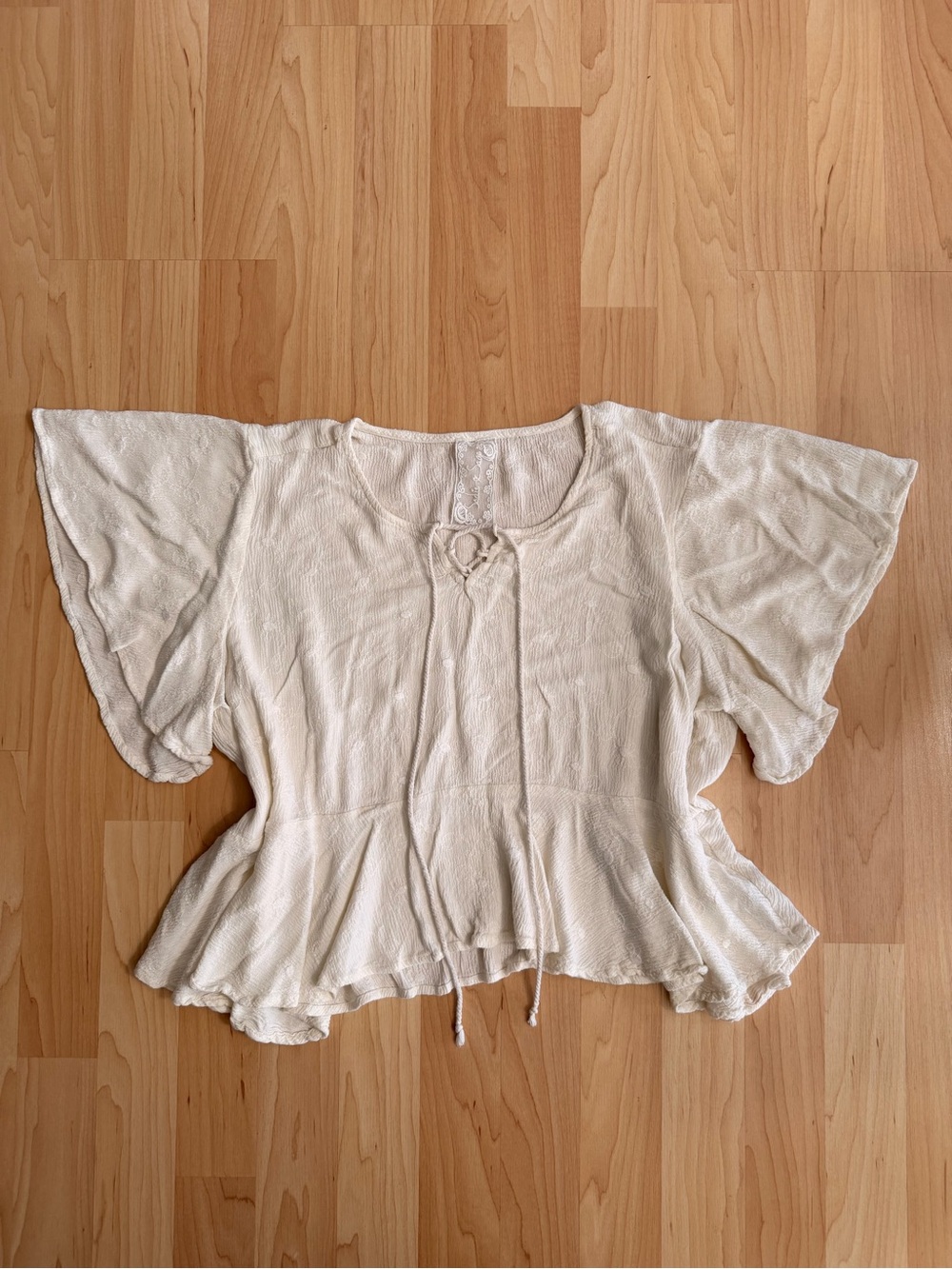 Sadie & Sage Cream Flutter-Sleeve Tie-Front Peplum Top
